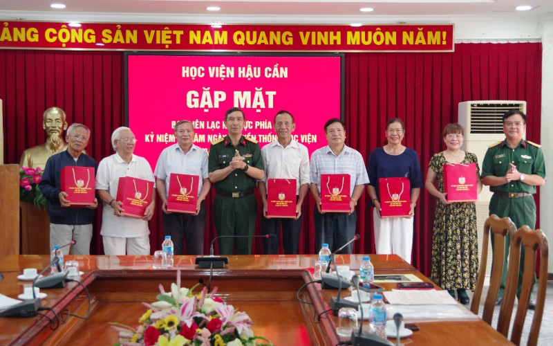 GẶP MẶT, TẶNG QUÀ HỘI TRUYỀN THỐNG HỌC VIỆN HẬU CẦN KHU VỰC PHÍA NAM NHÂN KỶ NIỆM 75 NĂM NGÀY TRUYỀN THỐNG HỌC VIỆN