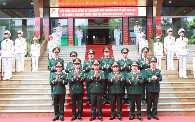 VINH DỰ ĐÓN NHẬN HUÂN CHƯƠNG BẢO VỆ TỔ QUỐC HẠNG NHẤT NHÂN DỊP KỶ NIỆM 75 NĂM NGÀY TRUYỀN THỐNG HỌC VIỆN HẬU CẦN