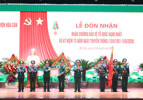 HUÂN CHƯƠNG BẢO VỆ TỔ QUỐC HẠNG NHẤT - DẤU SON MỚI TRÊN HÀNH TRÌNH 75 NĂM CỦA HỌC VIỆN HẬU CẦN