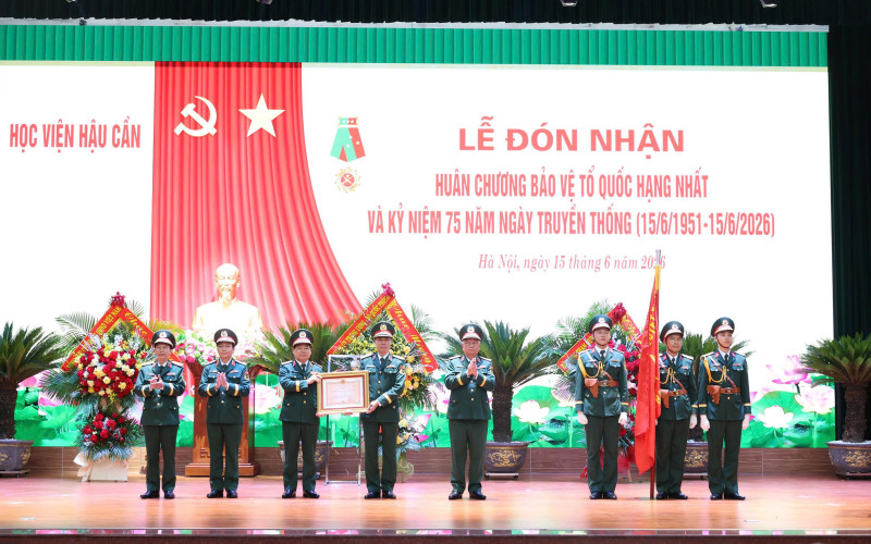 HUÂN CHƯƠNG BẢO VỆ TỔ QUỐC HẠNG NHẤT - DẤU SON MỚI TRÊN HÀNH TRÌNH 75 NĂM CỦA HỌC VIỆN HẬU CẦN