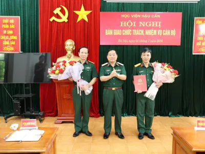 KHOA CÔNG TÁC ĐẢNG, CÔNG TÁC CHÍNH TRỊ TỔ CHỨC HỘI NGHỊ TỔNG KẾT NĂM HỌC 2025 - 2026 VÀ BÀN GIAO CHỨC TRÁCH, NHIỆM VỤ CHỦ NHIỆM KHOA