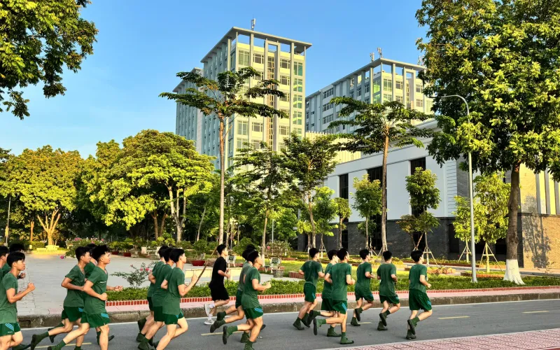 Tiểu đoàn 2 tổ chức huấn luyện bổ sung bơi và ngoại khóa thể dục trong thời gian trực Hè năm 2026