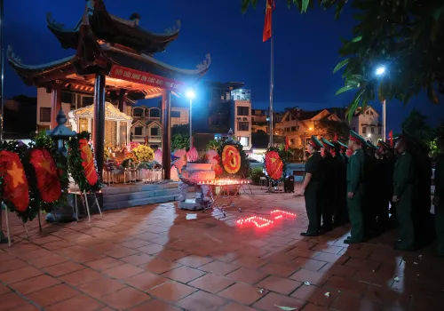 TUỔI TRẺ HỌC VIỆN HẬU CẦN THẮP NẾN TRI ÂN CÁC ANH HÙNG LIỆT SĨ