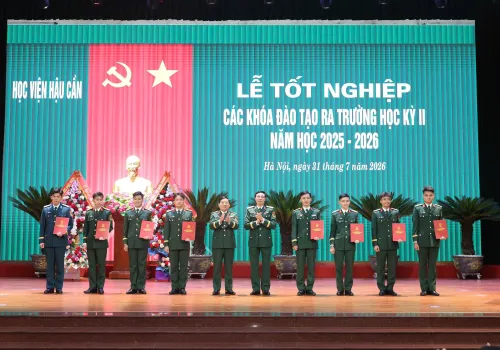 HỌC VIỆN HẬU CẦN TỔ CHỨC LỄ TỐT NGHIỆP CÁC KHÓA RA TRƯỜNG NĂM HỌC 2025 - 2026
